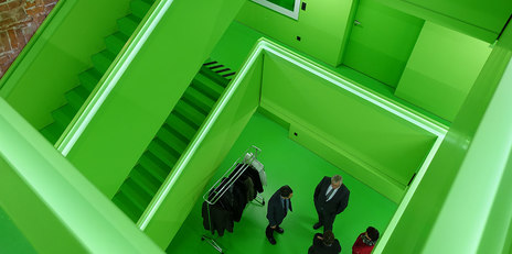 Personengruppe in einem grünen Treppenhaus
