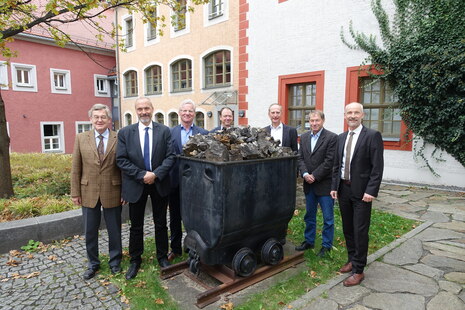 Fünf Männer mit Blumen